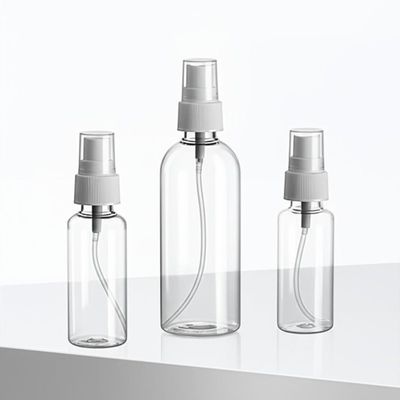 प्लास्टिक कंटेनर बोतलों और स्प्रे पंप के साथ भंडारण को सरल बनाया गया