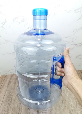 फिटनेस जिम योग के लिए एंटी-स्लिप हैंडल के साथ बीआरए फ्री 7.5L पीएलए पानी की बोतलें